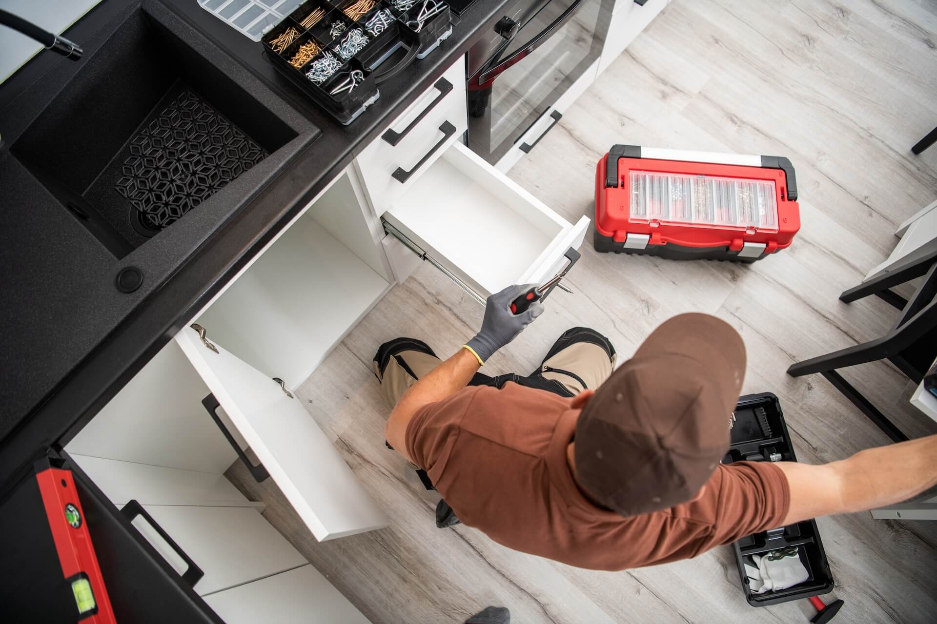 Renovering av kök i Åstorp inkluderar små lådor vid vasken